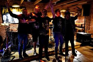 20250425 FOTO male LIVEband Retro Rock Pub MARTIN 23.JPG